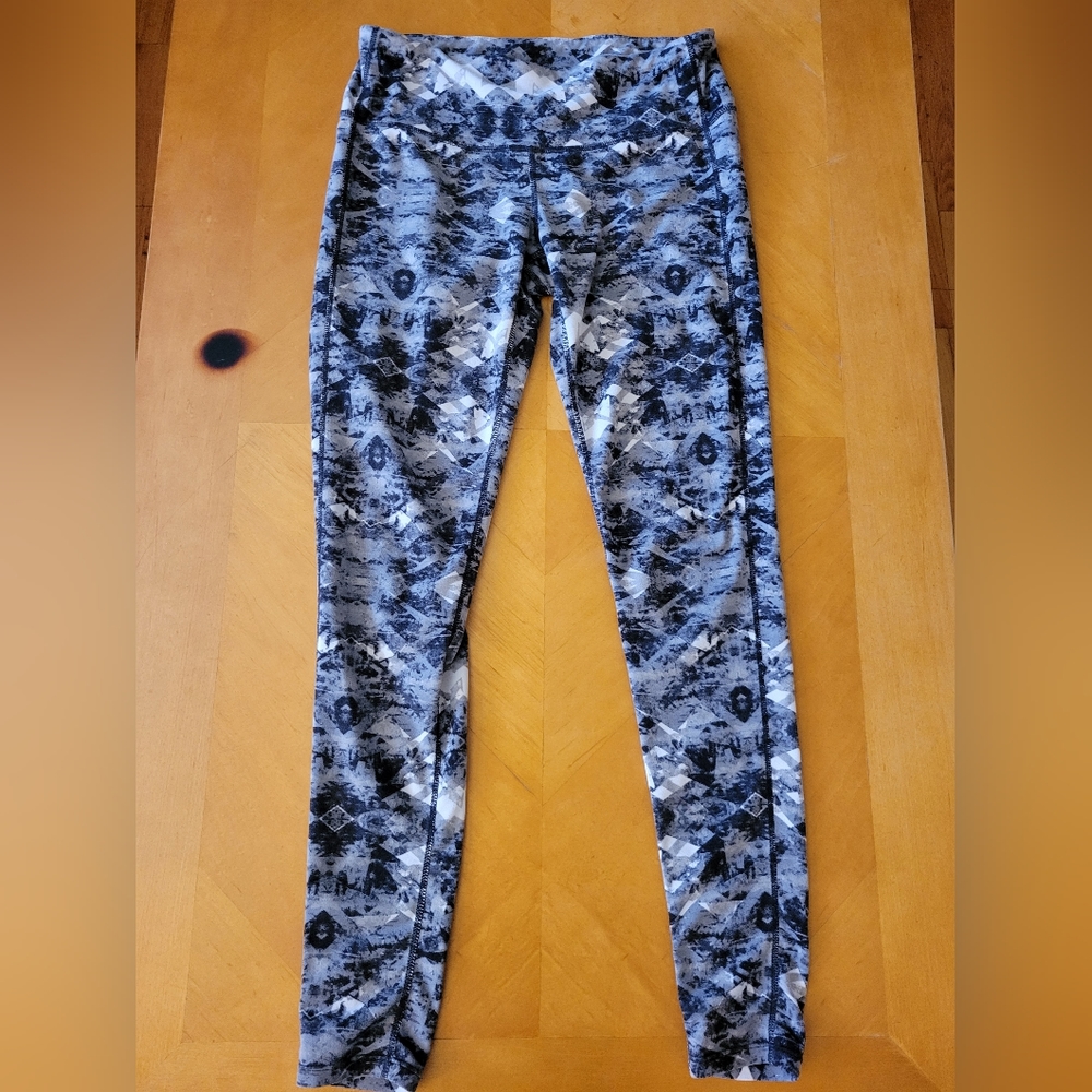 Athleta geometric print grey and white workout tights size small